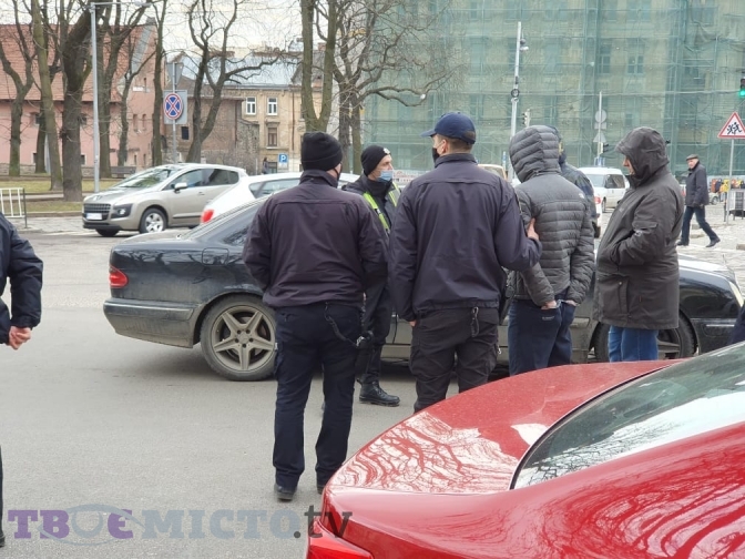 На Винниченка з'їхалась поліція. Фото: Твоє Місто