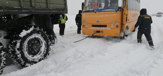 На Львівщині рятувальники визволяли шкільні автобуси зі снігових заметів. Фото: ГУ ДСНС Львівщини