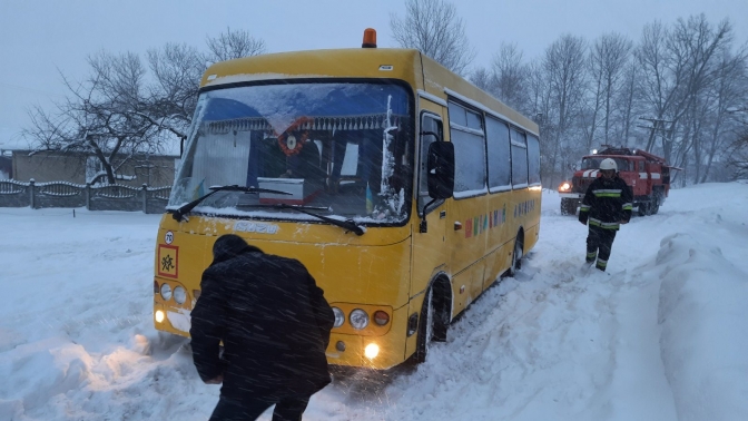 На Львівщині рятувальники визволяли шкільні автобуси зі снігових заметів. Фото: ГУ ДСНС Львівщини