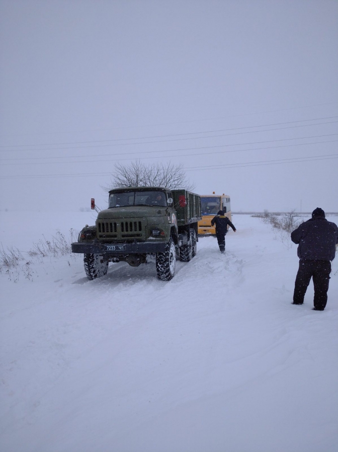 На Львівщині рятувальники визволяли шкільні автобуси зі снігових заметів. Фото: ГУ ДСНС Львівщини