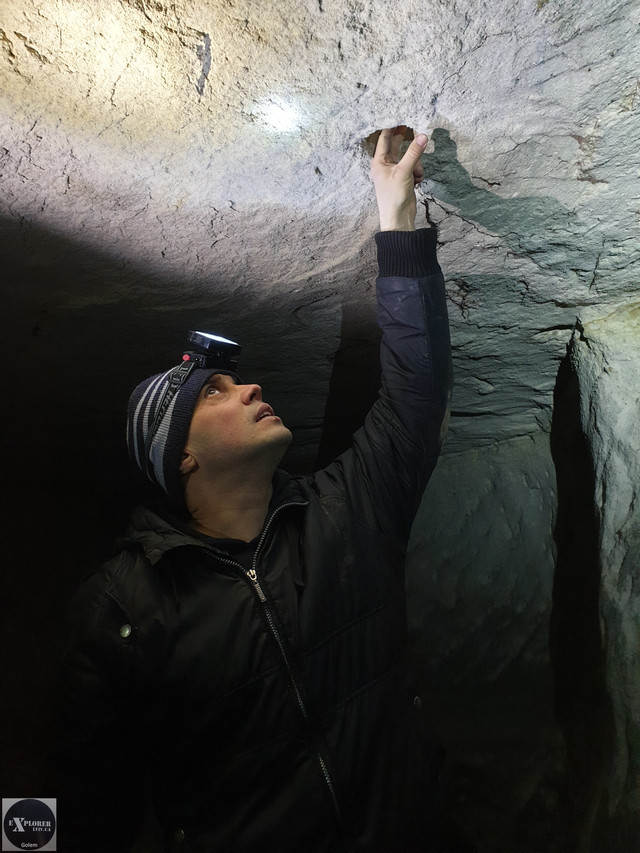 Слуховий отвір для обміну повідомленнями з поверхнею. Ліворуч і праворуч є кімнати. Фото: Фотографії старого Львова