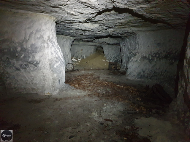 Вдалині видно засипаний горизонтальний вхід. Ліворуч і праворуч є кімнати. Фото: Фотографії старого Львова