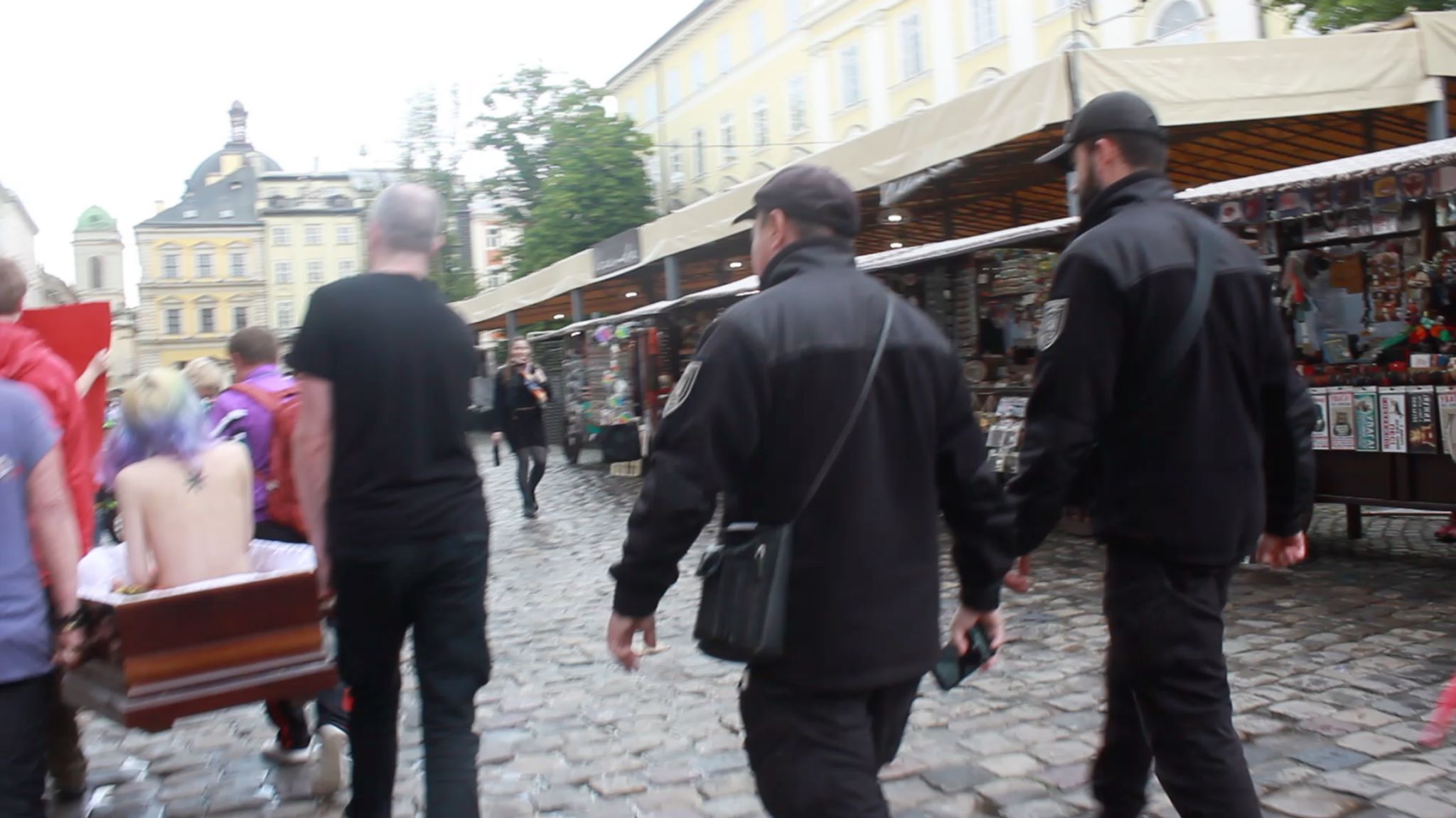 Навіщо львівськими вулицями носили в труні голу дівчину. Фото: Галерея Гангрена/Facebook