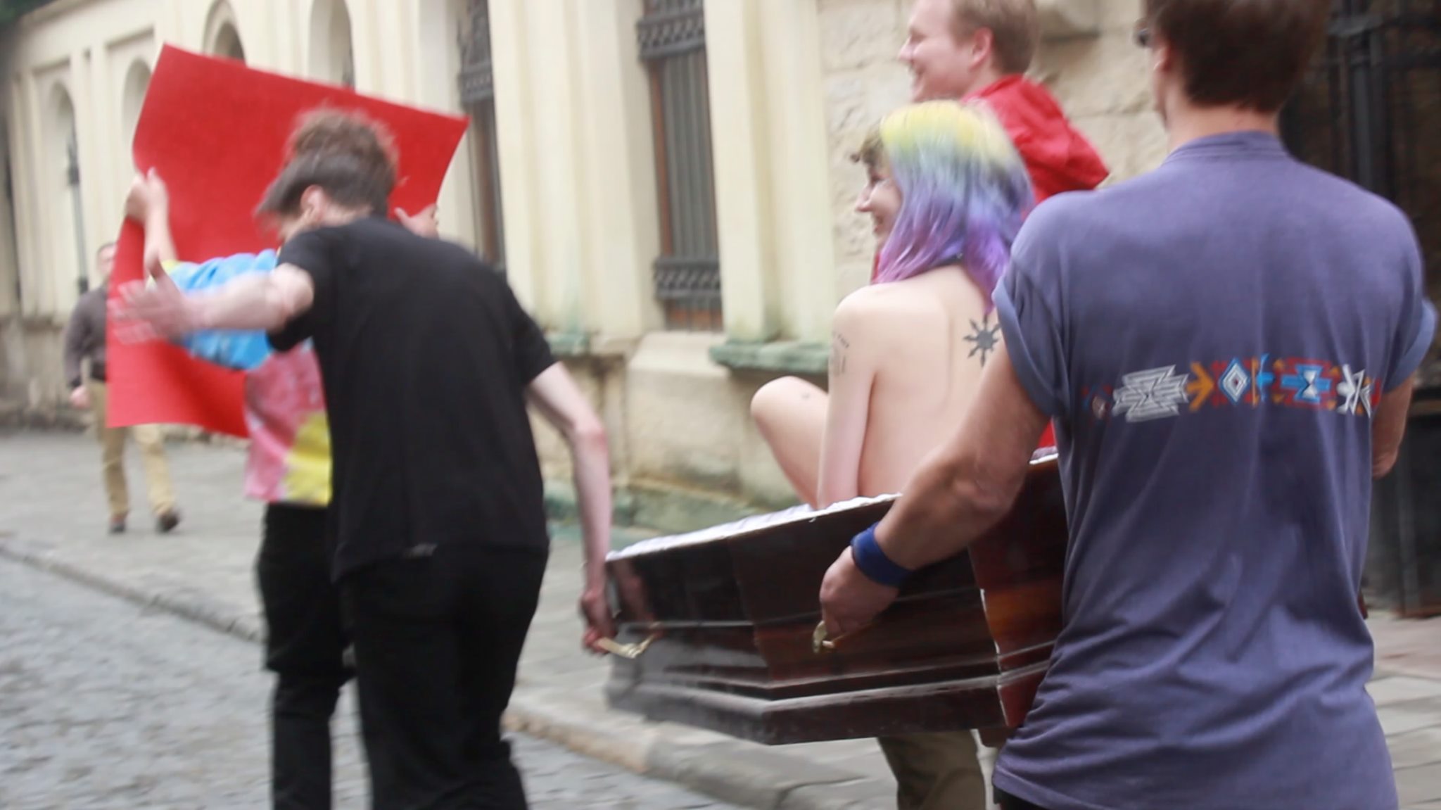 Навіщо львівськими вулицями носили в труні голу дівчину. Фото: Галерея Гангрена/Facebook