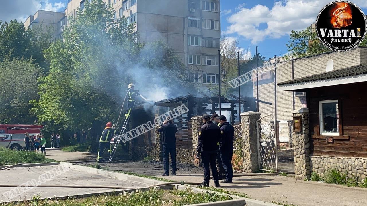У Львові помітили густий чорний дим. Фото: Варта1