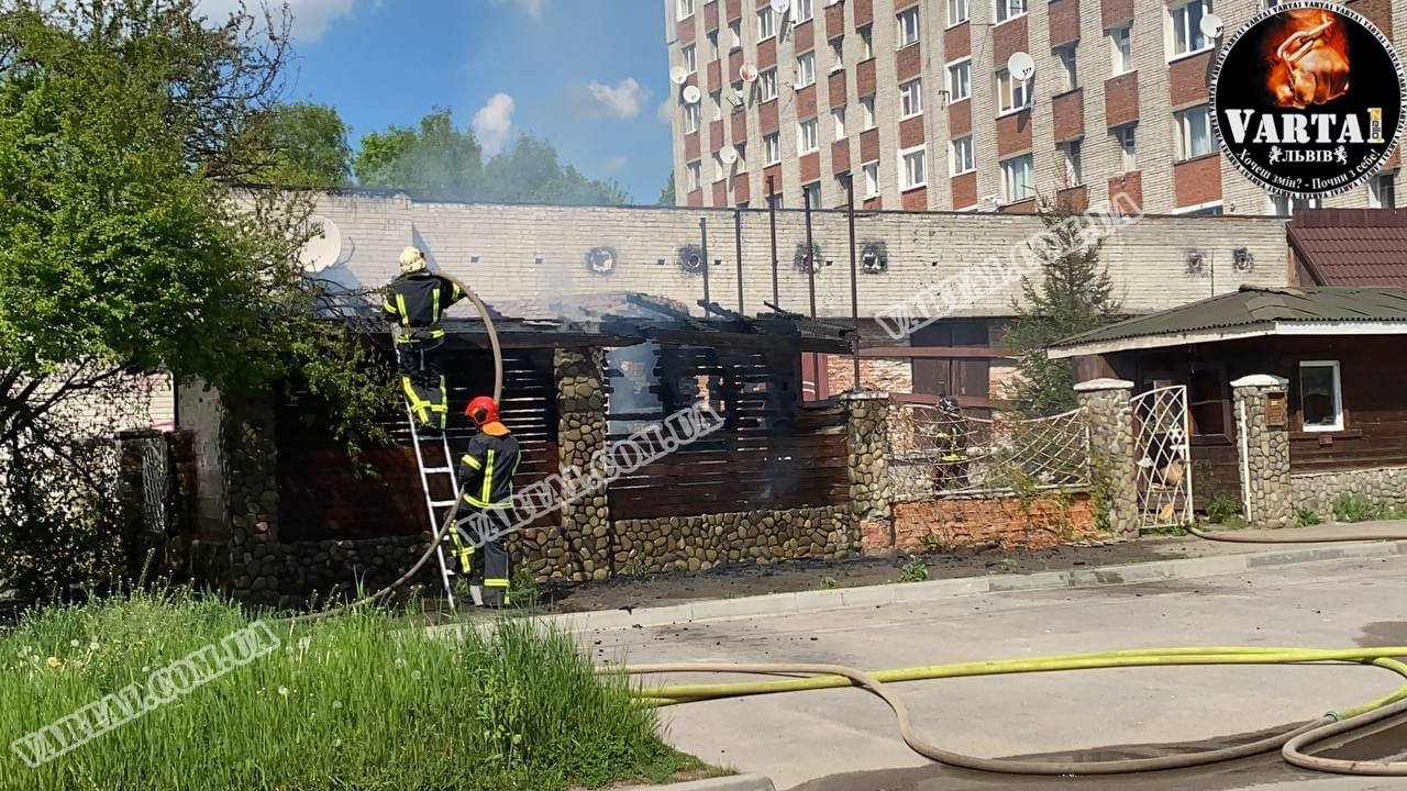 У Львові помітили густий чорний дим. Фото: Варта1