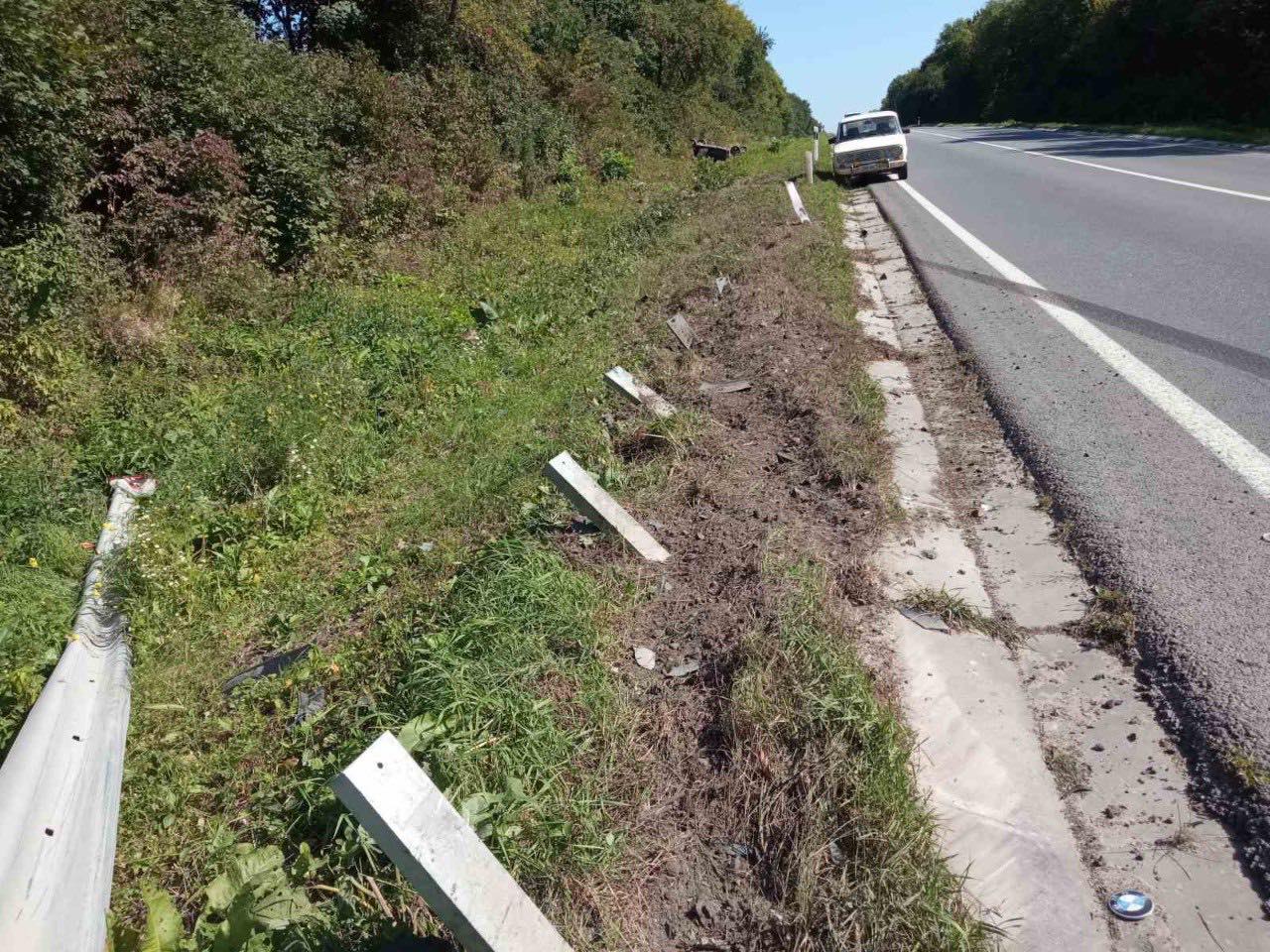 Біля Львова водій на &laquo;бляхах&raquo; перекинувся на дах. Фото: Варта1