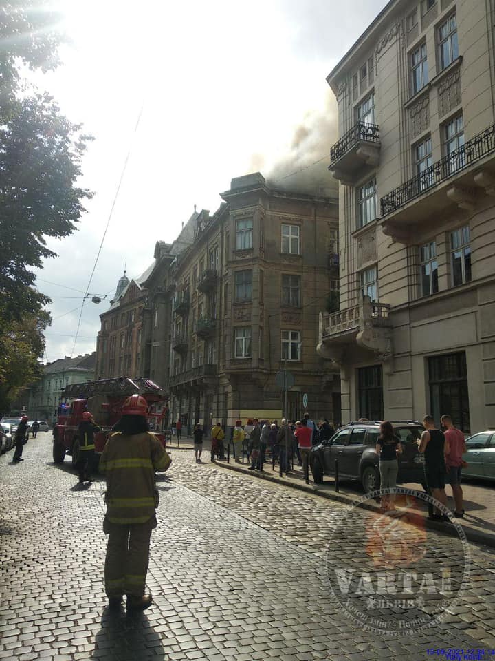 В центрі Львова загорівся будинок. Фото: Варта1