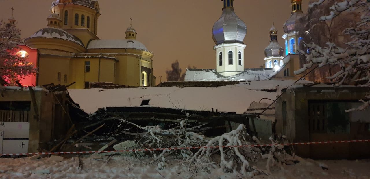 У Львові сильний снігопад зруйнував будинок