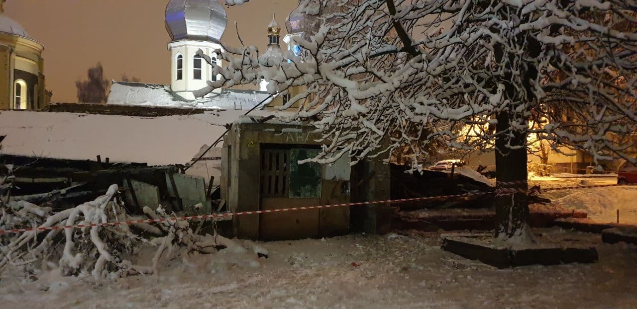 У Львові сильний снігопад зруйнував будинок