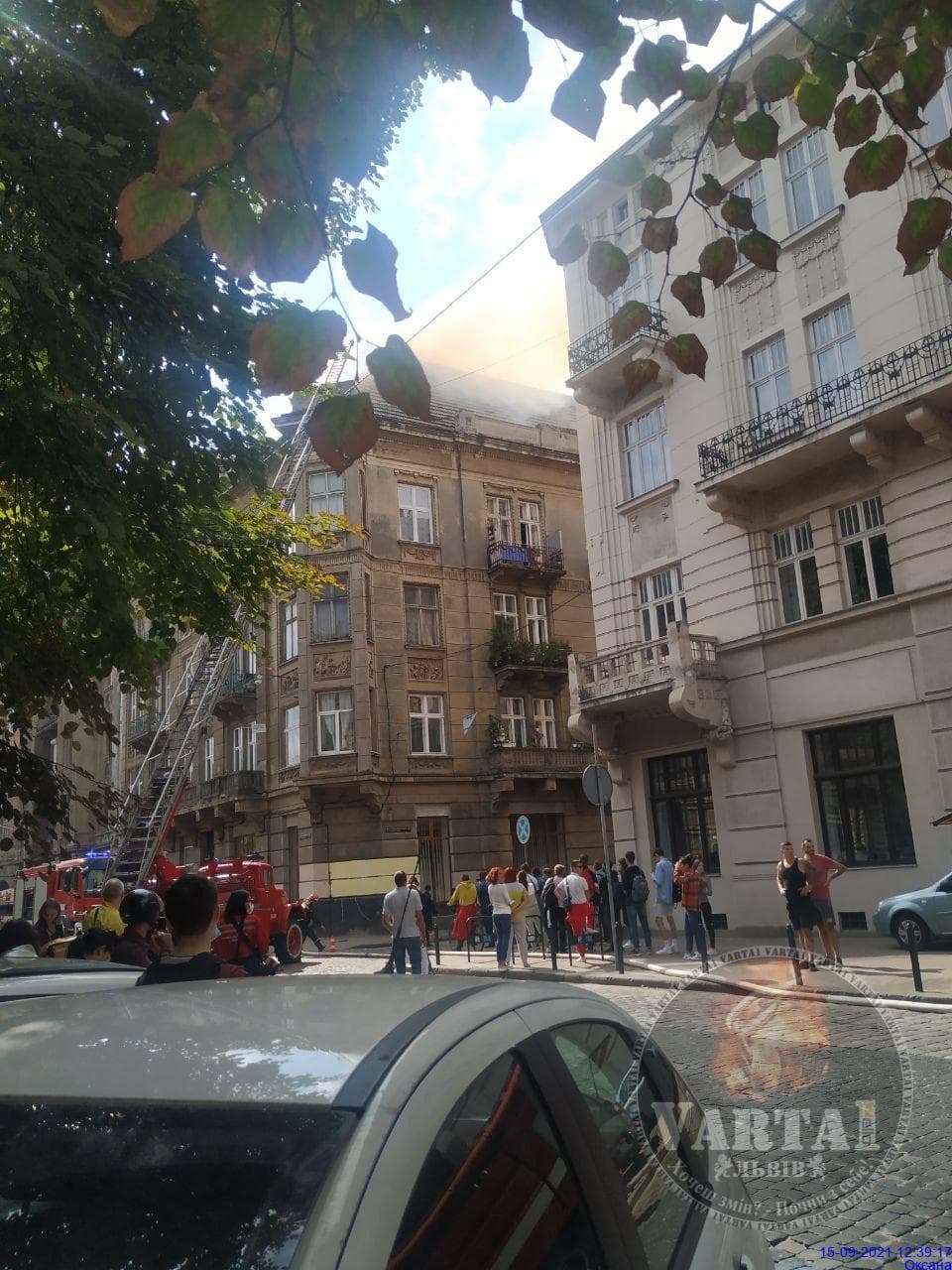 В центрі Львова загорівся будинок. Фото: Варта1
