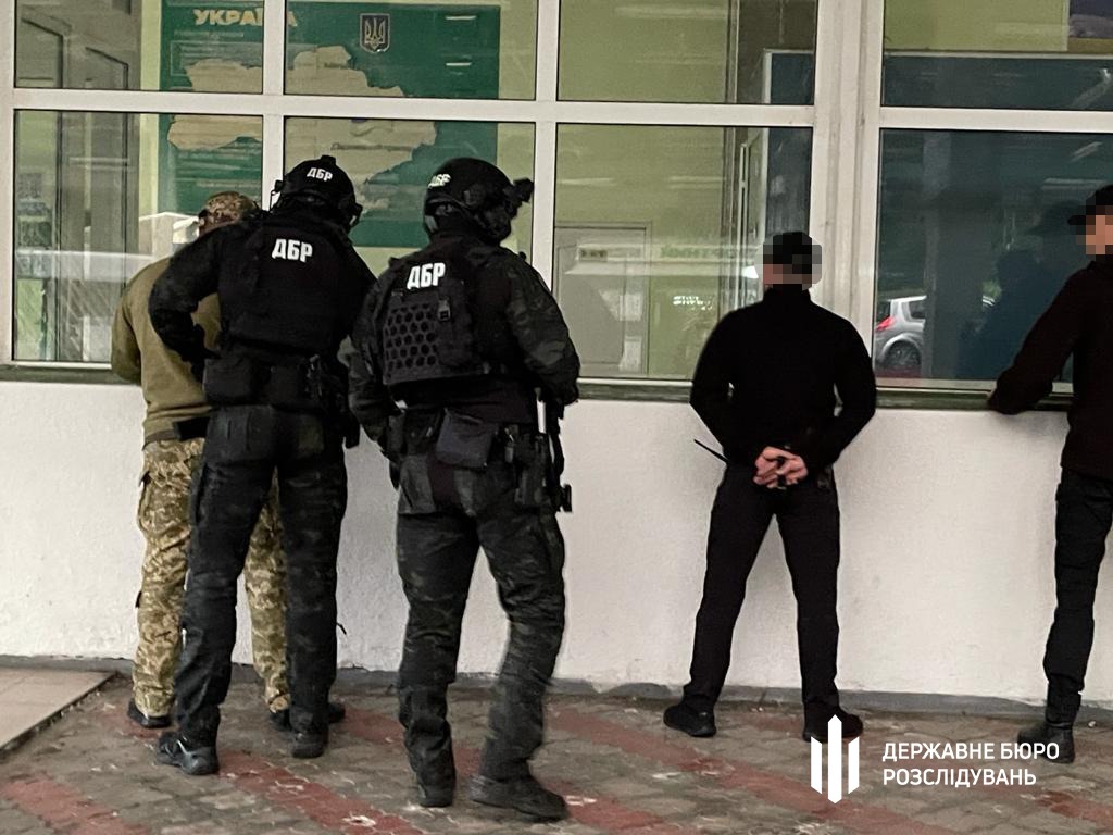 Двох працівників Галицької митниці впіймали на хабарі. Фото: Державне бюро розслідувань