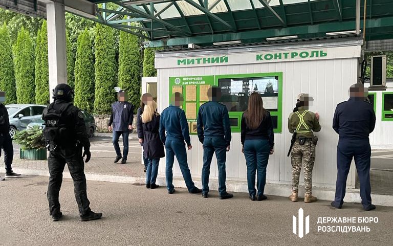 Двох працівників Галицької митниці впіймали на хабарі. Фото: Державне бюро розслідувань