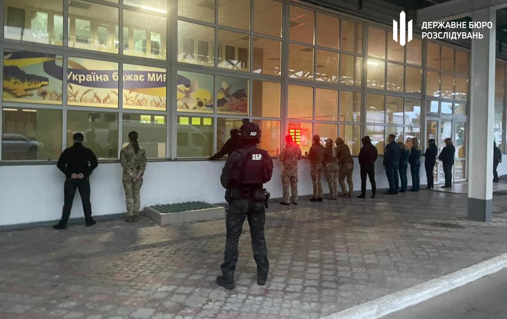 Двох працівників Галицької митниці впіймали на хабарі. Фото: Державне бюро розслідувань