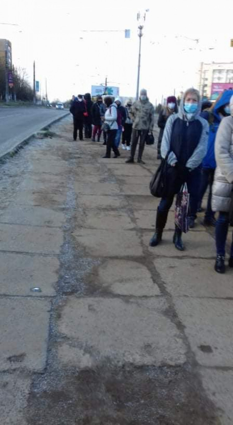 У Львові утворились довжелезні черги. Фото: Depo.Львів