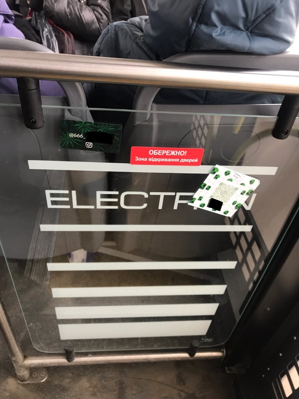 У львівському тролейбусі помітили рекламу наркотиків. Фото: Львівелектротранс