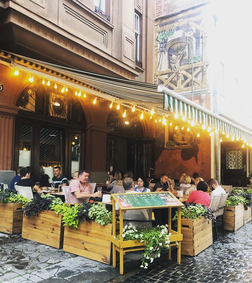 Тераса закладу "Білий Лев".