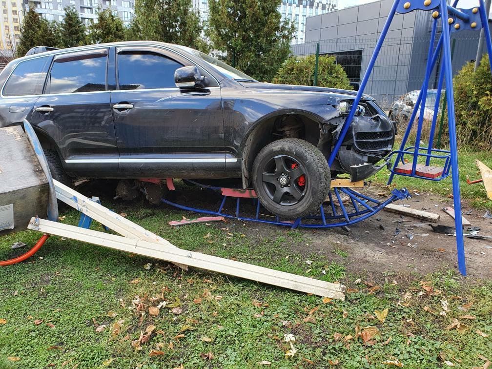 У Львові автомобіль влетів на дитячий майданчик. Фото: Варта1