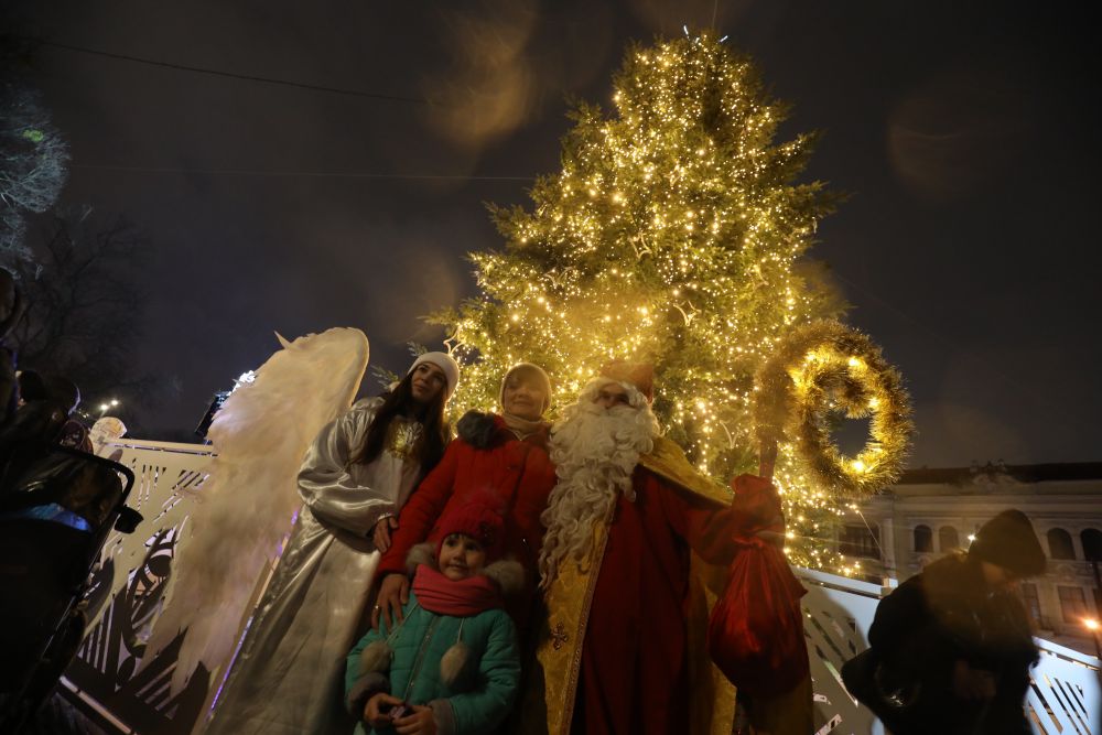 У Львові засвітили головну новорічну ялинку