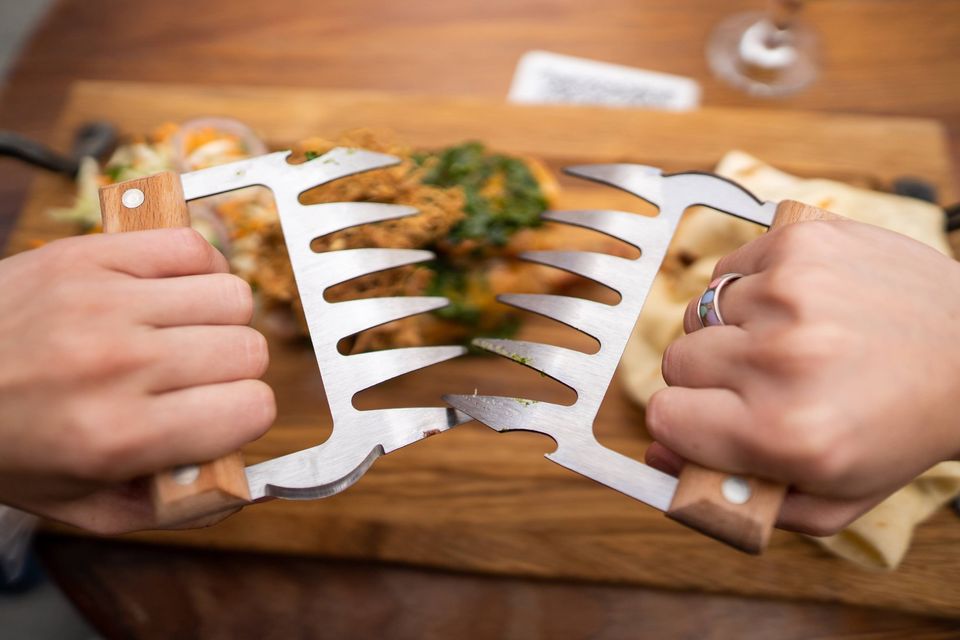 В центрі Львова відкрили кнайпу для справжніх хижаків. Фото: Гризло / Gryzlo