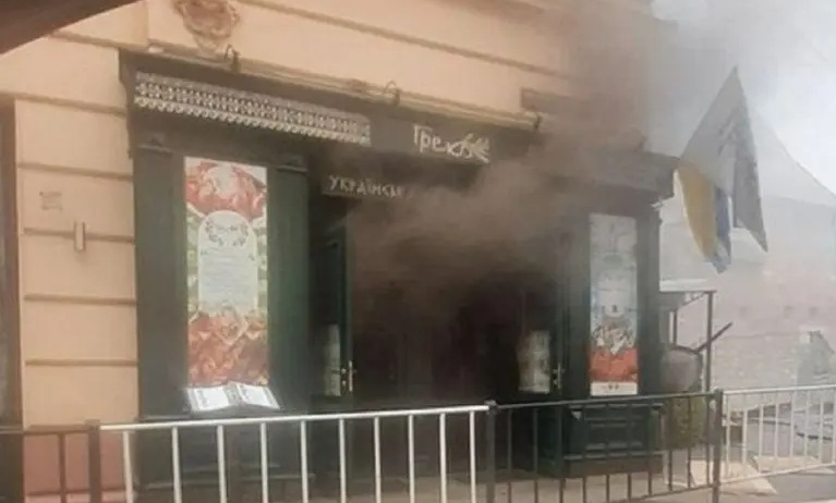 В центрі Львова горів відомий ресторан грецької кухні. Фото: ДСНС Львівщини