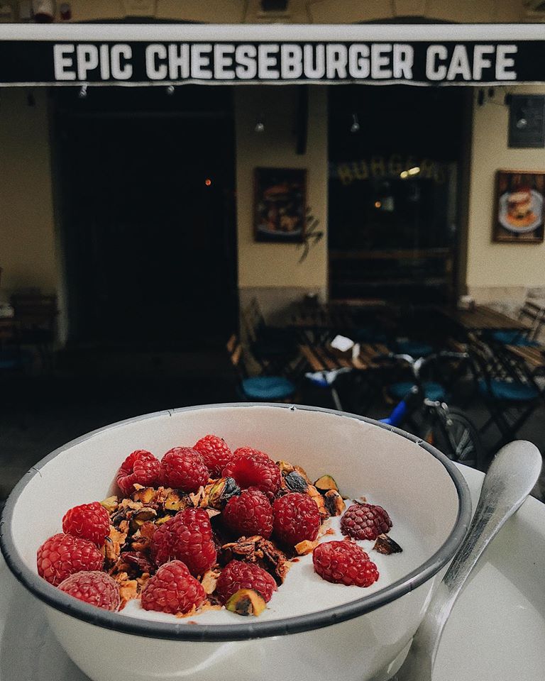 Тераса закладу «Epic Cheeseburger Cafe».