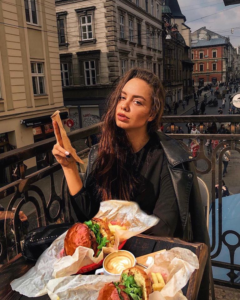 Балкон закладу «Epic Cheeseburger Cafe».