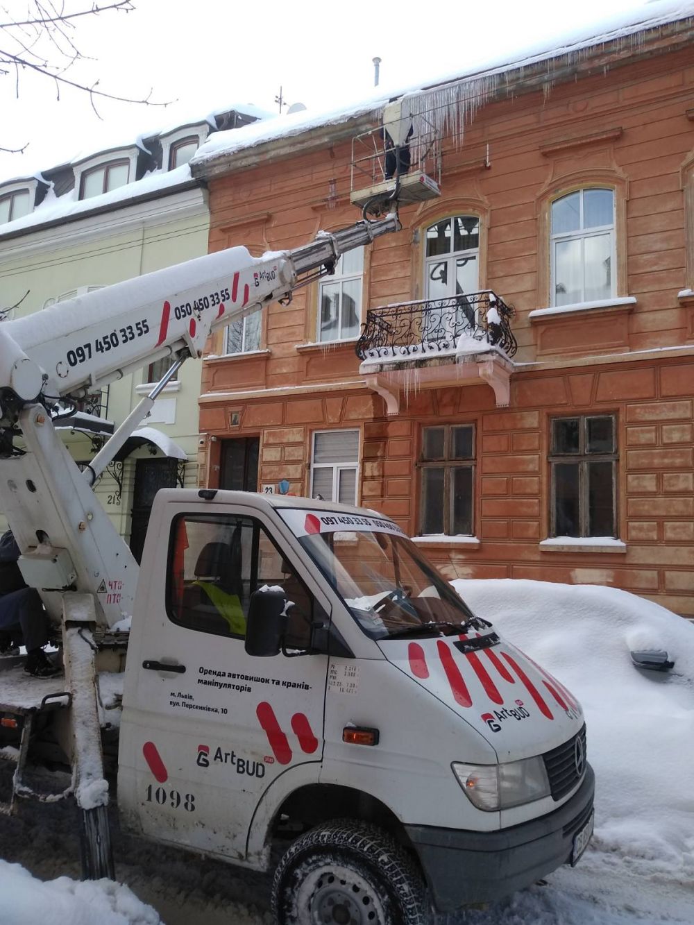 У Львові альпіністи оббивають бурулі. Фото: Львівська міська рада