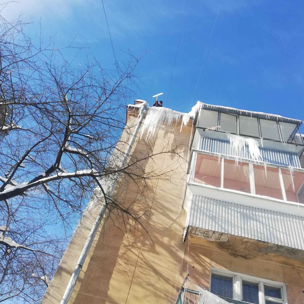 У Львові альпіністи оббивають бурулі. Фото: Львівська міська рада