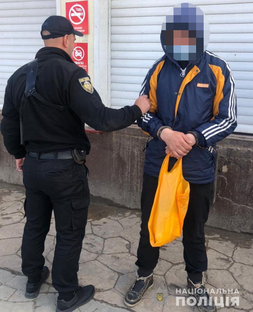 На ринку у Львові чоловік викрав сиру на 12 тисяч гривень