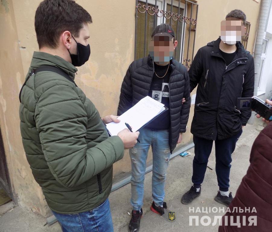Правоохоронці затримали шахрая. Фото: Національна поліція