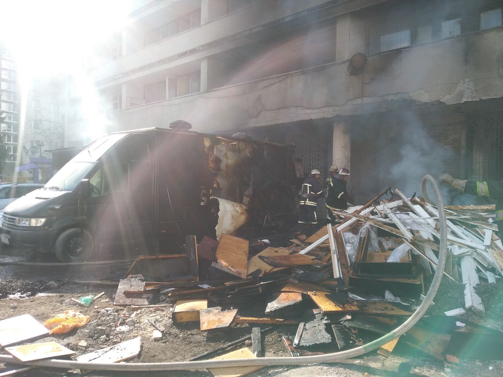 Дошки, які горіли на території готелю. Фото: ГУ ДСНС