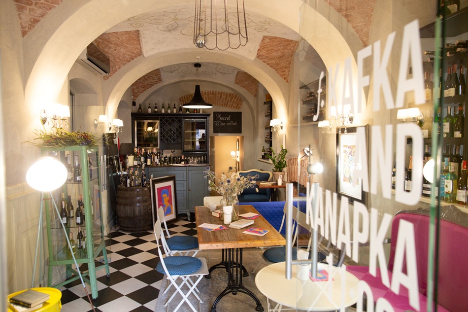 А ви колись пили вино під пильним поглядом Кафки? Фото Le Kafka & Kanapka Bar/Facebook