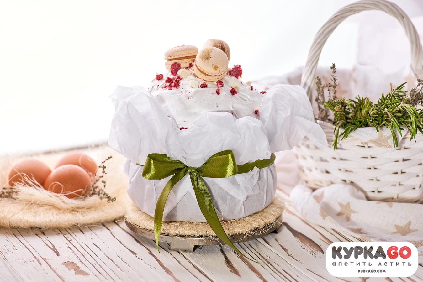 Паска з йогуртом та солоною карамеллю. Фото: КуркаGo