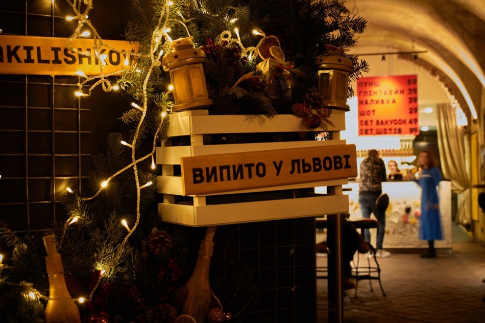 Незвичайна вивіска запрошує гостей завітати на чарку. Фото Кілішкова/Facebook