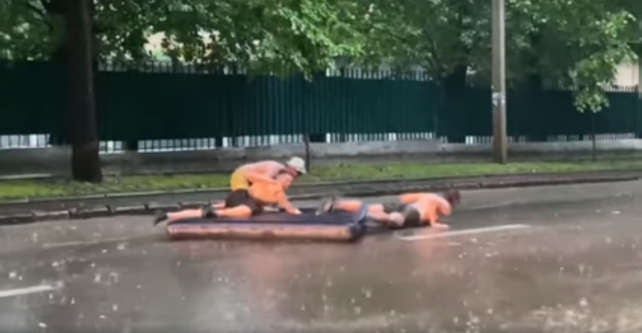 Люди на матраці. Скріншот з відео