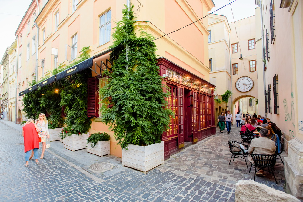 Тераса «Пара Джанов і Портвейн».