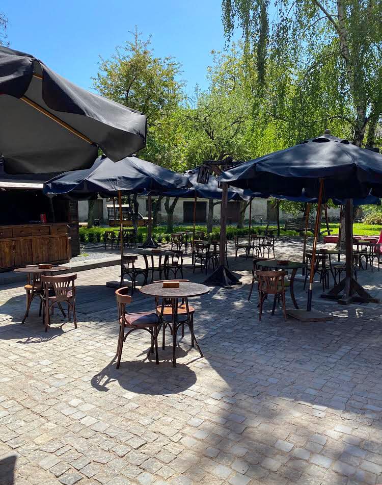 Тераса закладу «Перша львівська грильова ресторація м’яса та справедливости».