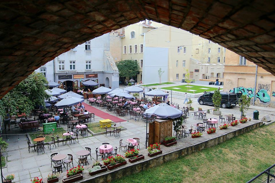 Тераса закладу «Пструг, хліб та вино».