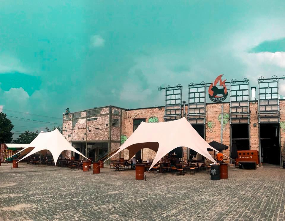 Тераса закладу «Реберня».