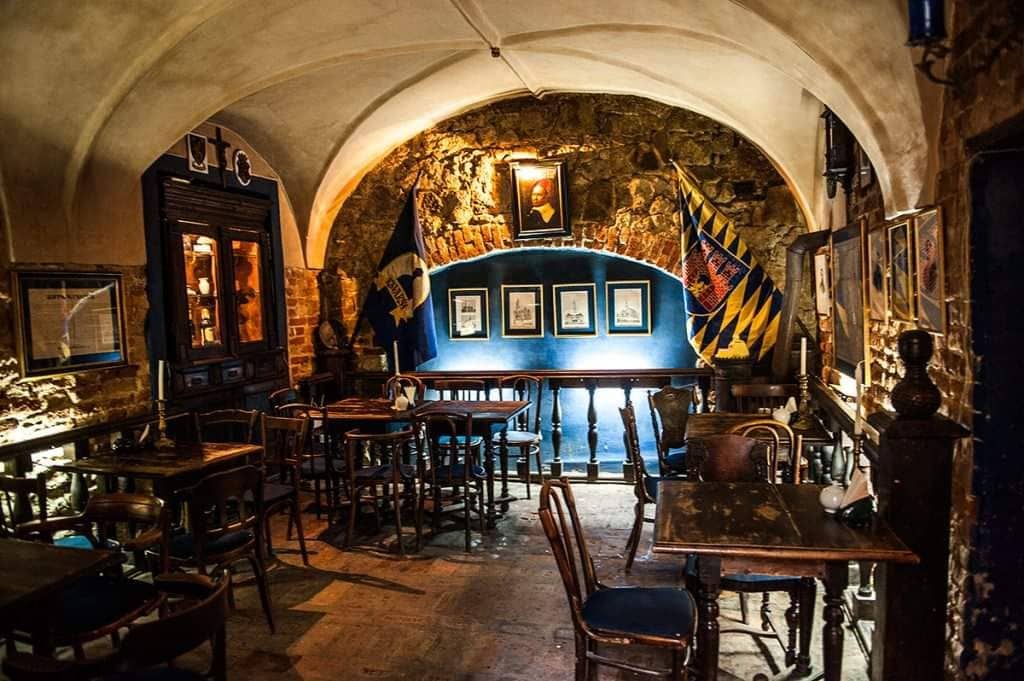 Під синьою фляжкою