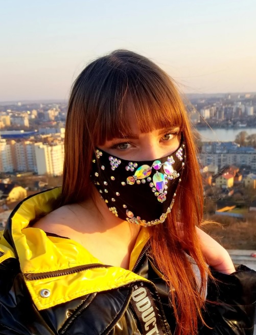 Маска зі стразами. Фото: prom.ua