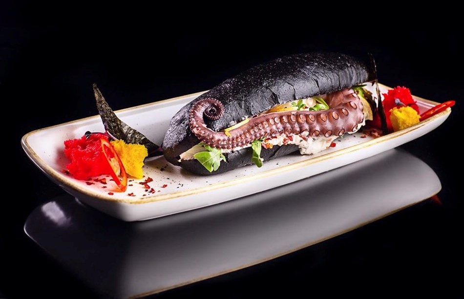 Хот-дог з восьминогом. Фото: Fаces/Facebook