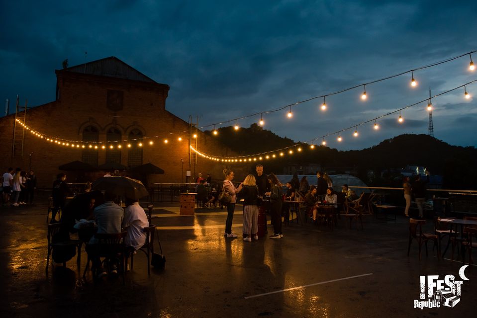 Вечірка на терасі. Фото: &laquo;FestRepublic&raquo;