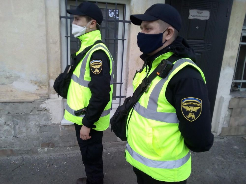 Контролери у форменому одязі. Фото: ЛМР