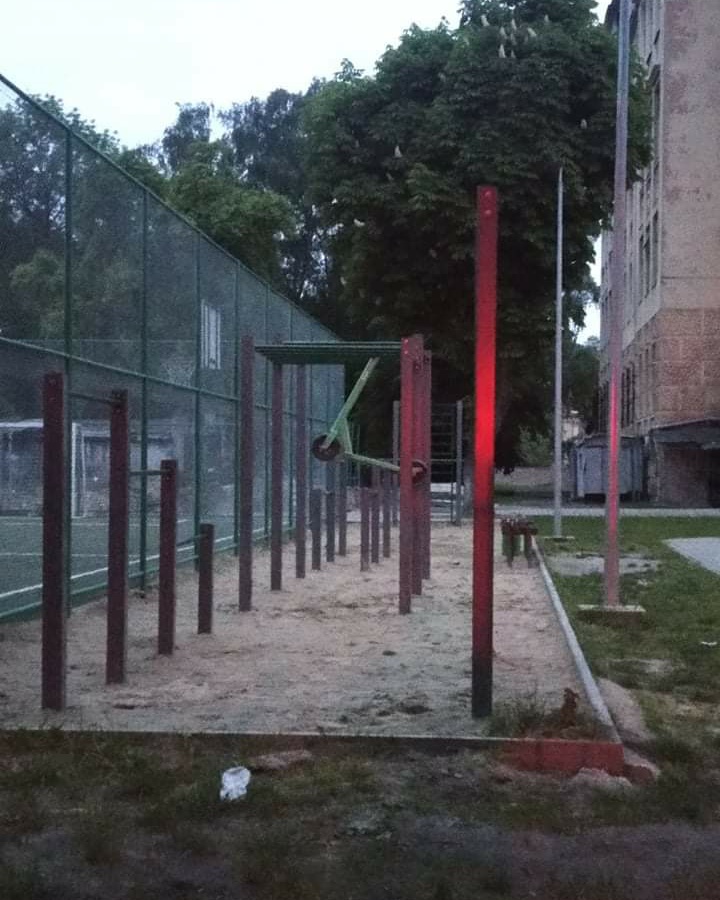 Як львів'яни знущаються над електросамокатами. Фото: Хуй*вий Львів