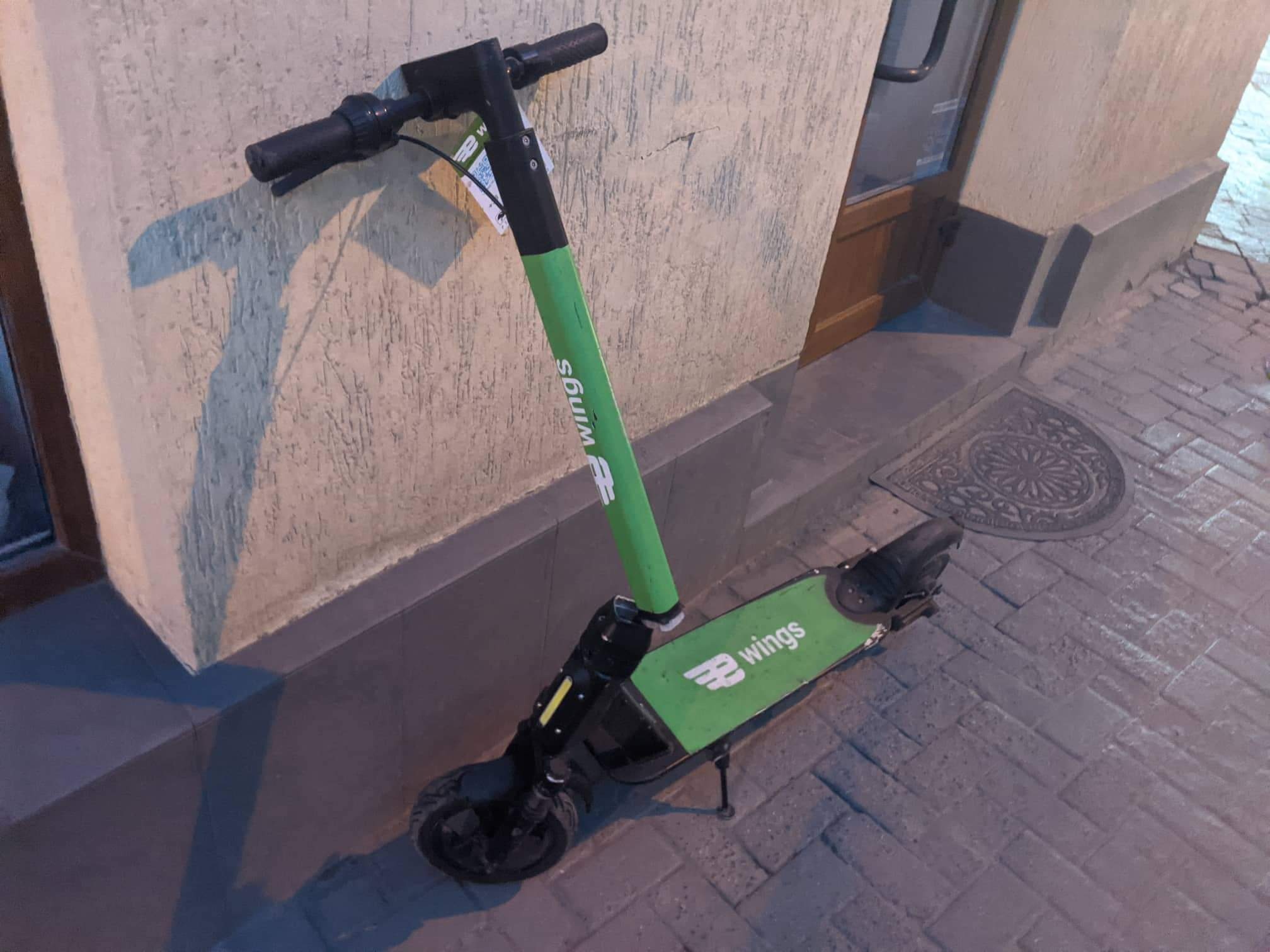 Як львів'яни знущаються над електросамокатами. Фото: Хуй*вий Львів