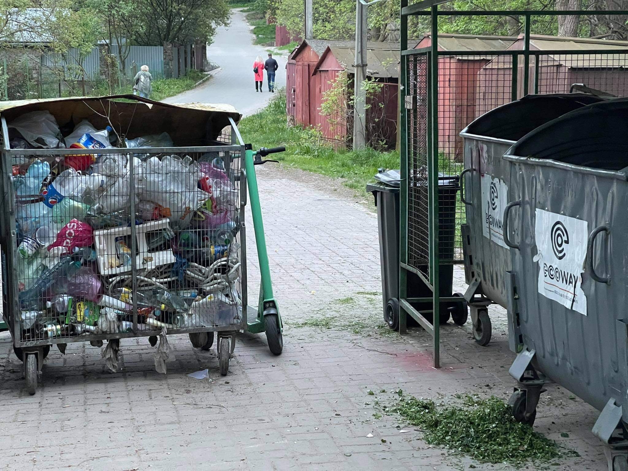 Як у Львові збиткуються над прокатними електросамокатами. Фото: Ху*овий Львів
