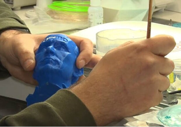 Попільнички у вигляді "голів Путіна".