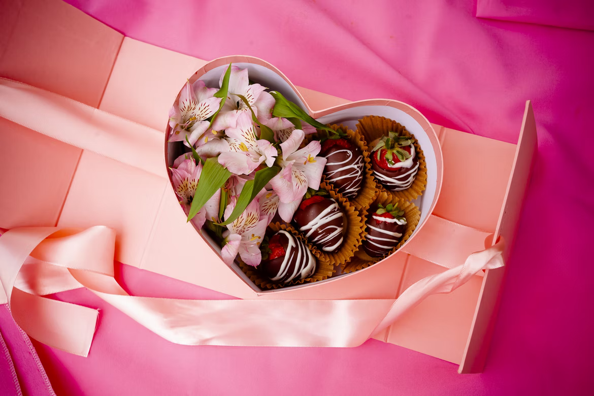 Що подарувати коханій людині на День закоханих: добірка ідей.
